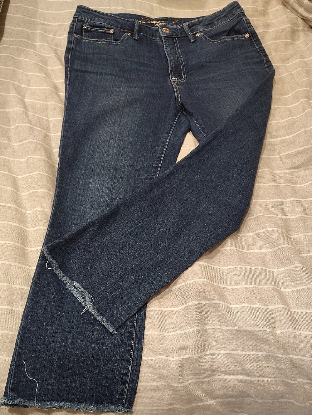 4/$50 Seven7 Dark Blue Cropped Straight-Leg Jeans